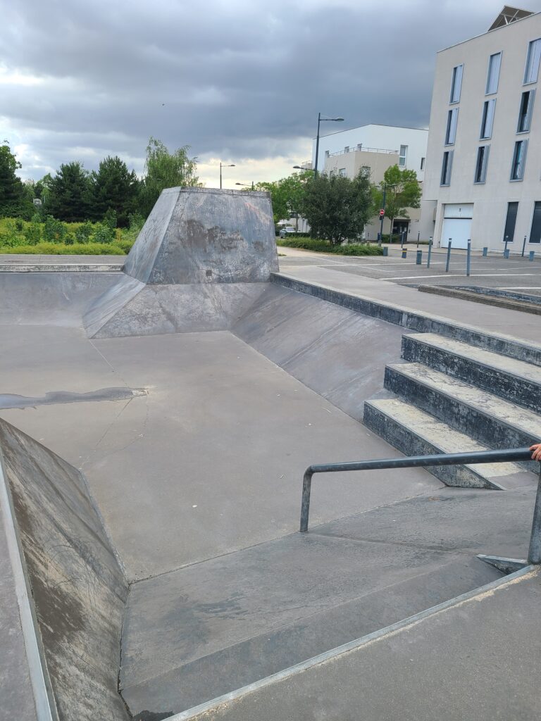 Rampes et bol du skatepark de Chartres.