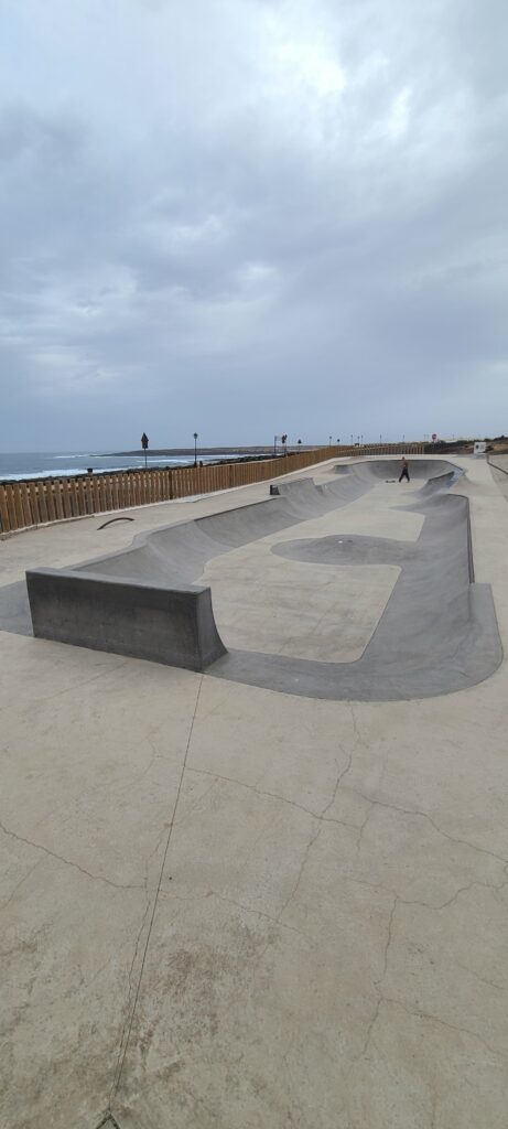 Skatepark tout en longueur.