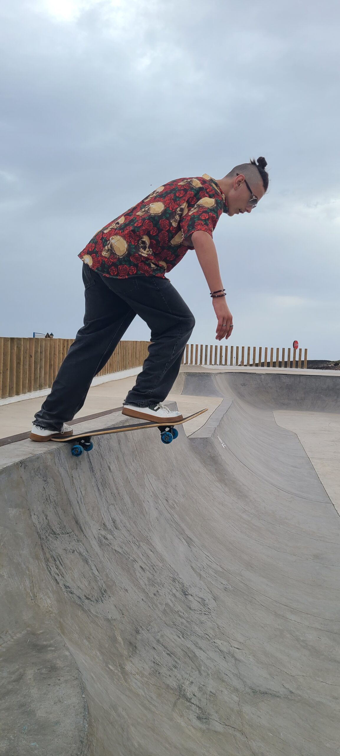 Tom réalisant un drop au skatepark de la Santa à Lanzarote