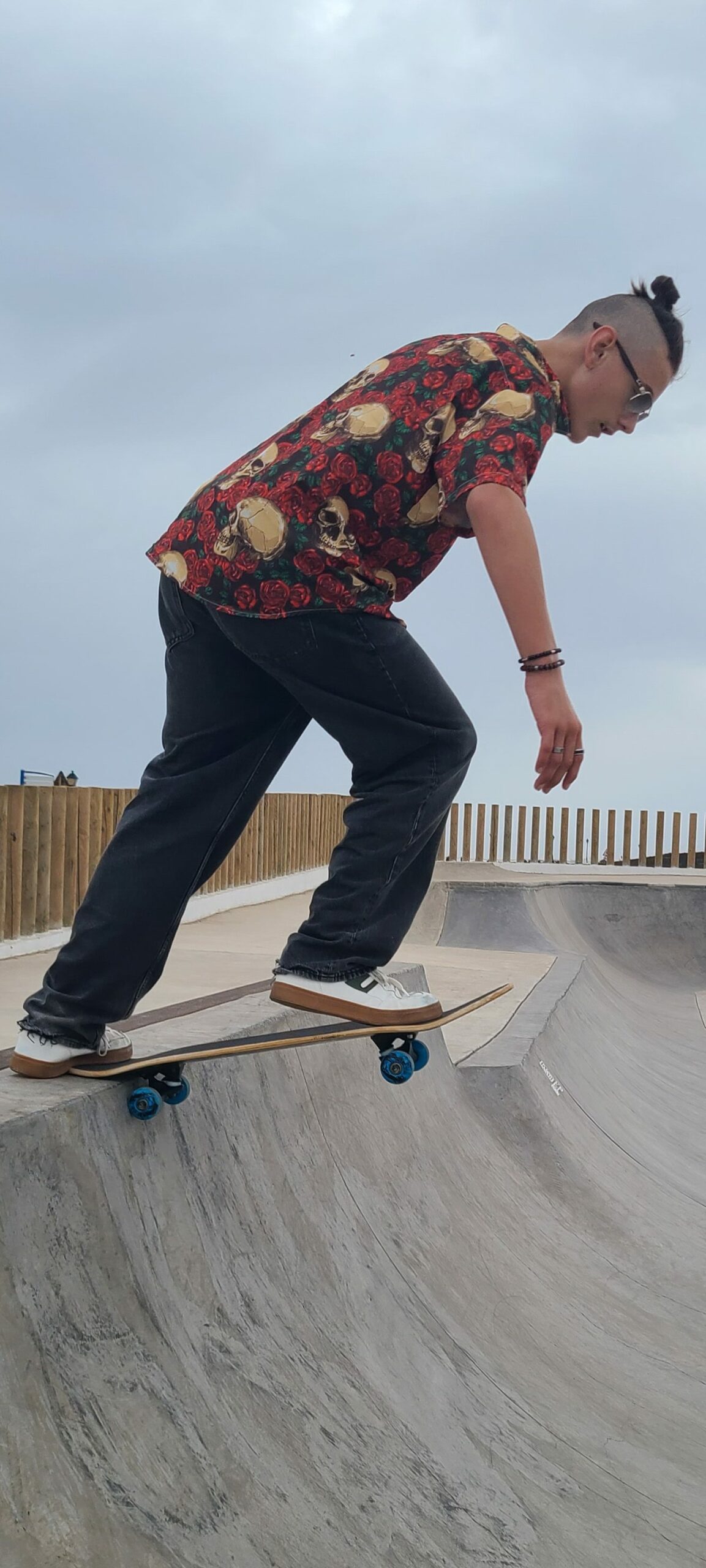 Tom réalisant un drop au skatepark de la Santa à Lanzarote