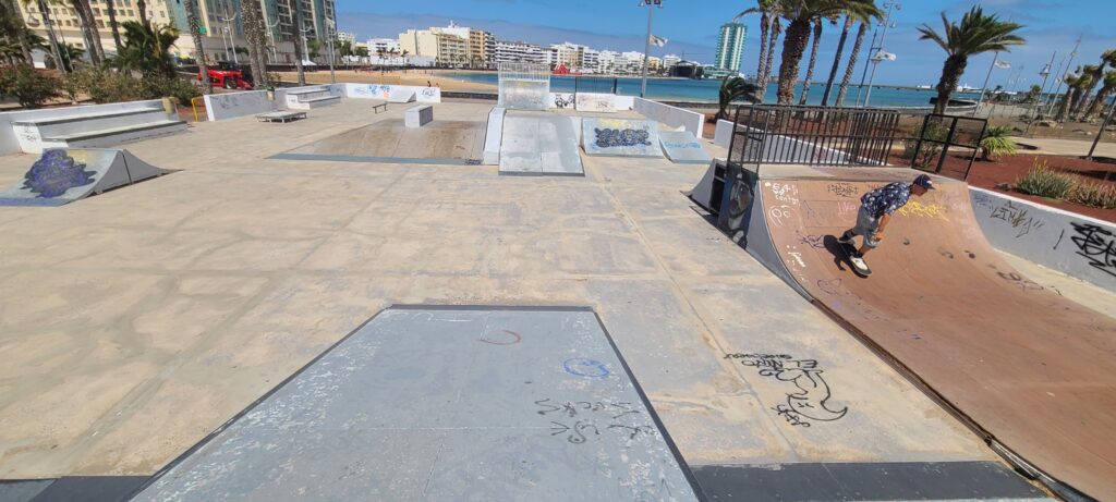 Vue du skatepark et du bowl